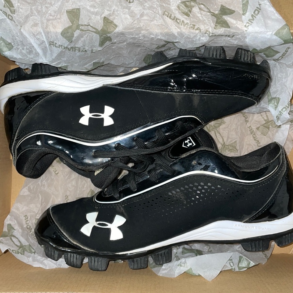 Under Armour youth baseball cleats. Great shape. Size 6Y